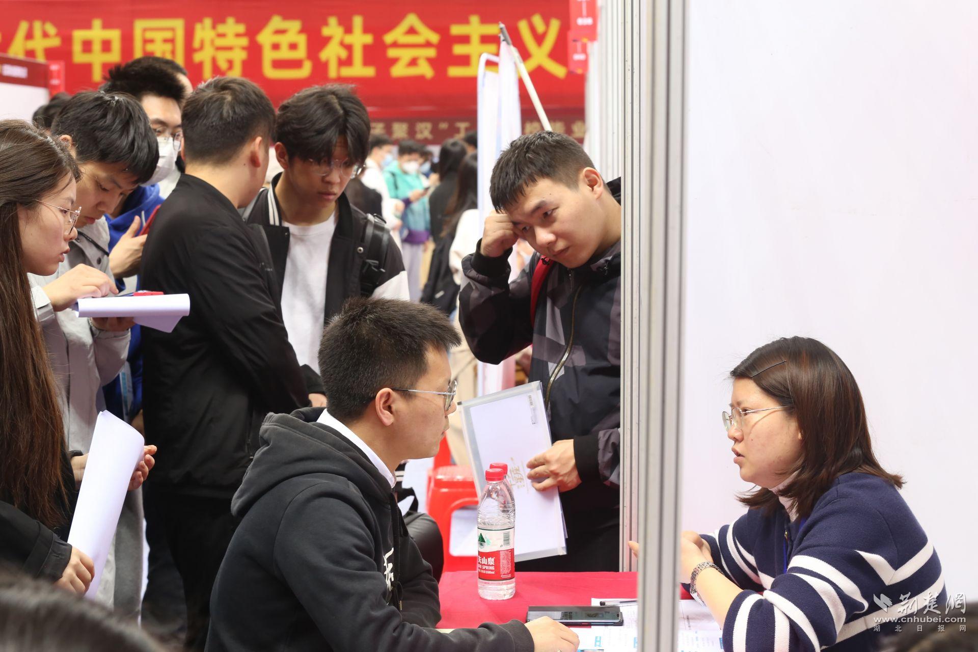 女大學穿生文胸照片_大學生招聘會_51888 團購會 宜興花園豪生