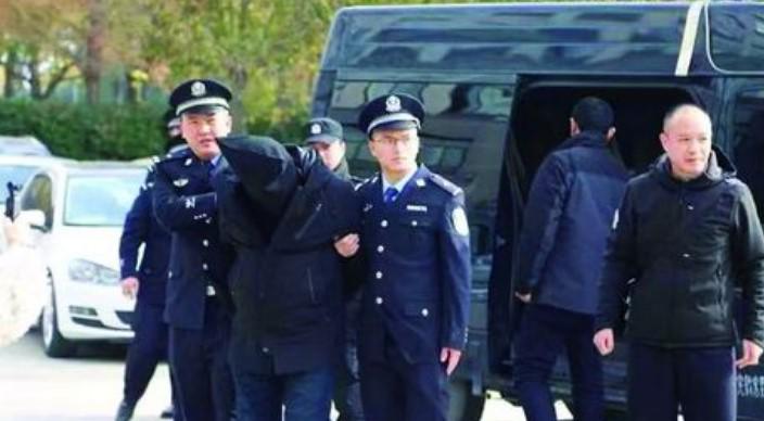 瘋狂斂財超4000萬，被判18年罰110萬，馮志強的惡行超過想象