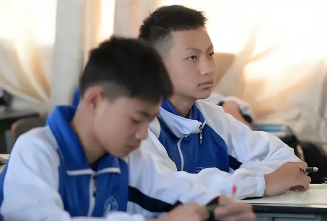 三本和專科哪個(gè)好_專科好本科哪個(gè)好_專科好本科好