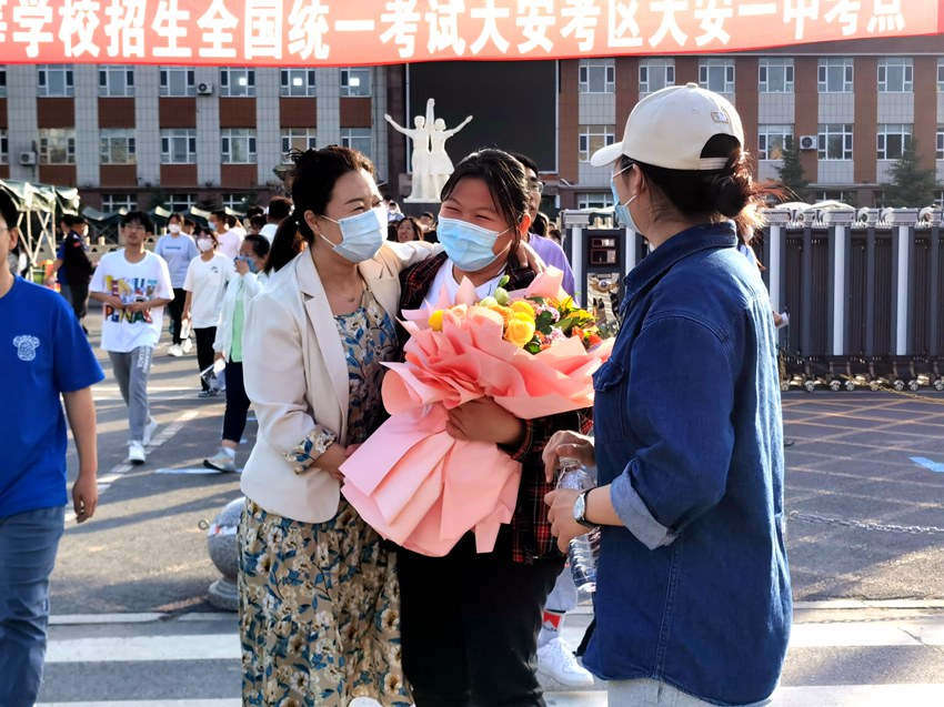 家長送上鮮花祝賀孩子高考結束。（白城市委宣傳部供圖）