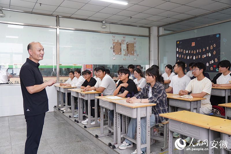 懷凱正在課上給學(xué)生們講解藥膳理論。人民網(wǎng)記者 陳若天攝