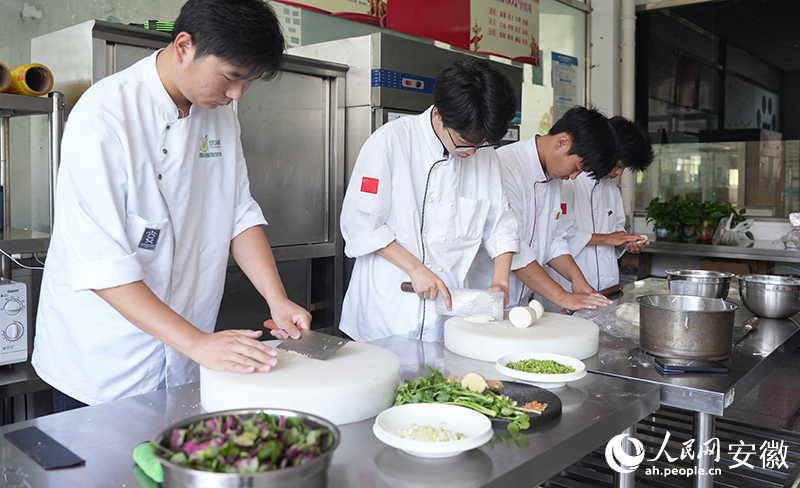 亳州職業(yè)技術(shù)學(xué)院里學(xué)生正在學(xué)習(xí)藥膳制作。人民網(wǎng)記者 王銳攝