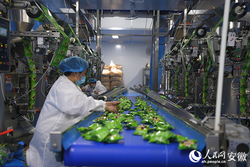 生產(chǎn)線上正源源不斷生產(chǎn)著的藥膳小零食。人民網(wǎng)記者 王銳攝