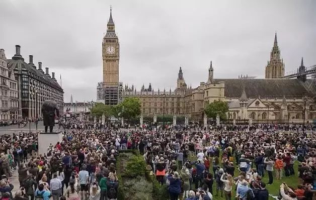英國(guó)大本鐘時(shí)隔5年再敲響_大本鐘修繕工程_大本鐘皇家藍(lán)表盤(pán)翻新