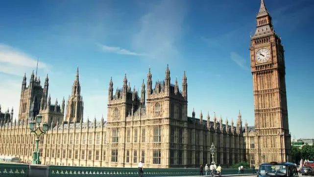 英國(guó)大本鐘時(shí)隔5年再敲響_大本鐘修繕工程_大本鐘皇家藍(lán)表盤(pán)翻新